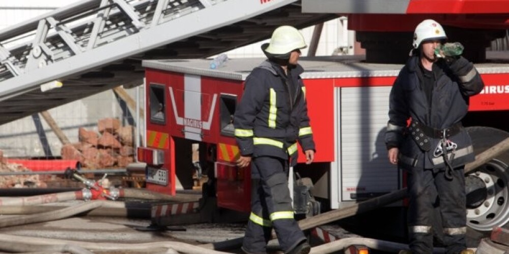 Пожар в Салдусе: пострадали четыре человека