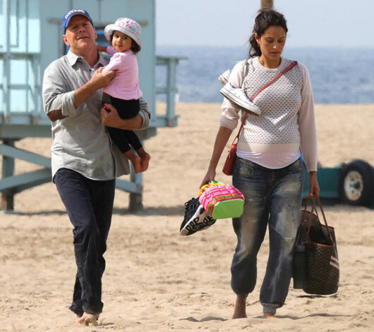 Vai sievietei gaidībās būtu tik ļoti jāapkraujas, kamēr 23 gadus vecākais vīrs rokās tur tikai meitu?