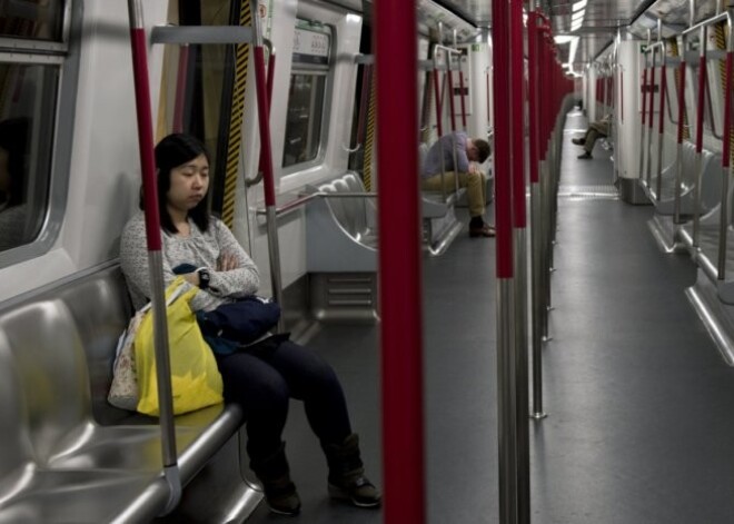 Honkongā rosina izņemt metro krēslus, lai būtu ērtāk viedtālruņu lietotājiem