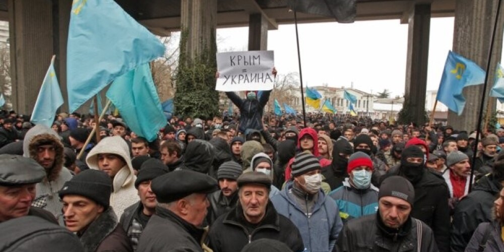 В настоящее время люди не расходятся с площади перед зданием парламента, но накал страстей немного снизился, хотя и та, и другая стороны продолжают скандировать свои лозунги