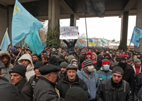 В настоящее время люди не расходятся с площади перед зданием парламента, но накал страстей немного снизился, хотя и та, и другая стороны продолжают скандировать свои лозунги