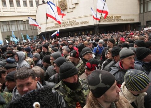 Со вторника у Верховного Совета Крыма проходит бессрочная акция протеста пророссийски настроенных жителей, требующих от депутатов не признавать новое руководство Украины