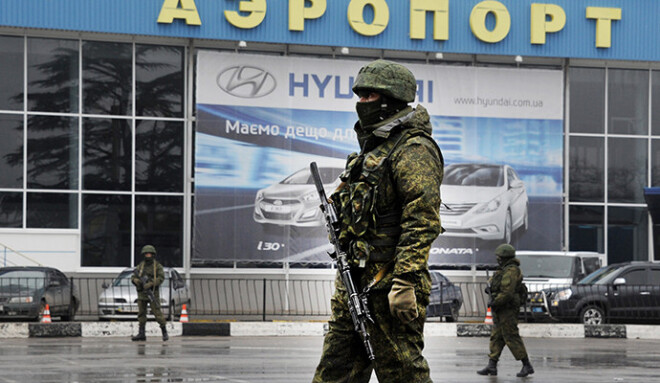 Krievu militāristi Belbekas lidostā.