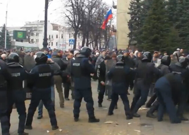 Arī Harkovā mītiņotāji pie apgabala administrācijas ēkas pacēluši Krievijas karogu. VIDEO