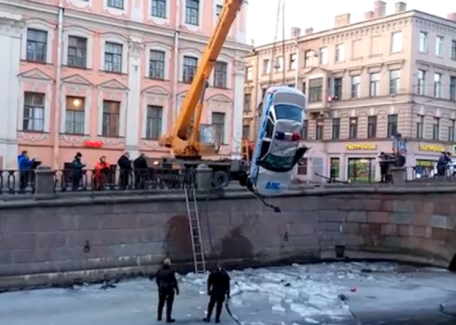 Ceļu policijas automašīnu atrod pilsētas kanālā. VIDEO