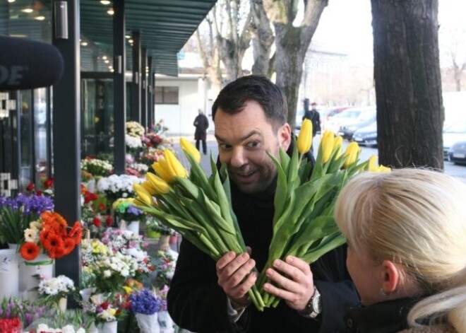 Grigalis Rīgas parkā apdāvina sievietes. FOTO