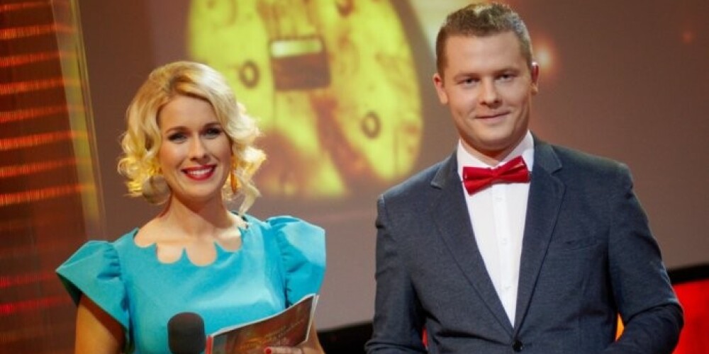 „Dzintara dziesmas 2013” uzvarētāji grupa „Galaktika”, kuru pārstāv mūziķi Normunds Zušs (pirmais no kreisās) un Vitolds Gorņevs (pirmais no labās) galveno balvu, ceļazīmi uz kantri mūzikas festivālu Dānijā, atvēlēja populārākajai Latvijas kantri grupai „Sestā jūdze” (vidū).