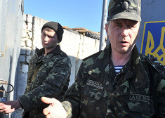 Vladimis Putins (centrā) un aizsardzības ministrs Sergejs Šoigu (pa labi) dodas vērot militārās mācības Ļeņingradas reģionā.