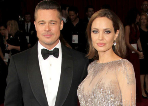 Анджелина Джоли выбрала для красной дорожки платье Elie Saab Couture и украшения Robert Procop, однако ее главным «аксессуаром», как шутили модные критики, стал ее спутник Брэд Питт в смокинге Tom Ford