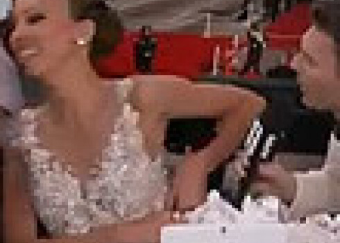 TV personībai saplīst kleita tiešajā ēterā.