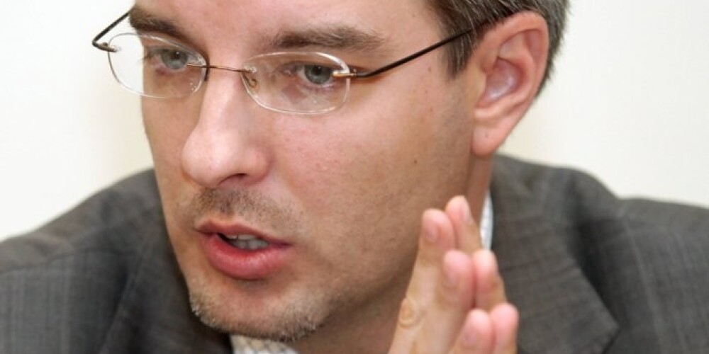 В заключении комиссии указывается на то, что Антонов нарушил ряд правовых норм и создал предпосылки для незаконного использования финансов