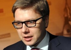 Предложение ограничить в Латвии ретрансляцию кремлевских телеканалов Ушаков назвал "подходом 19-го века"