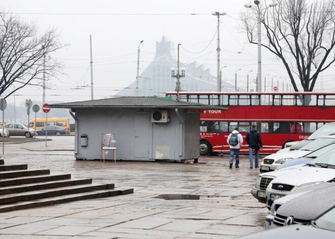 Pamestais "Plus punkts" kiosks Vecrīgā