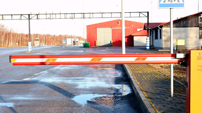 Kāds baltkrievu cigarešu kontrabandists pirms nedēļas pāris reizes nesekmīgi centās izbēgt no Latvijas robežsargu nagiem. Viņš ar automašīnu taranēja robežpāreju, lai no Latvijas iebēgtu atpakaļ Baltkrievijā.