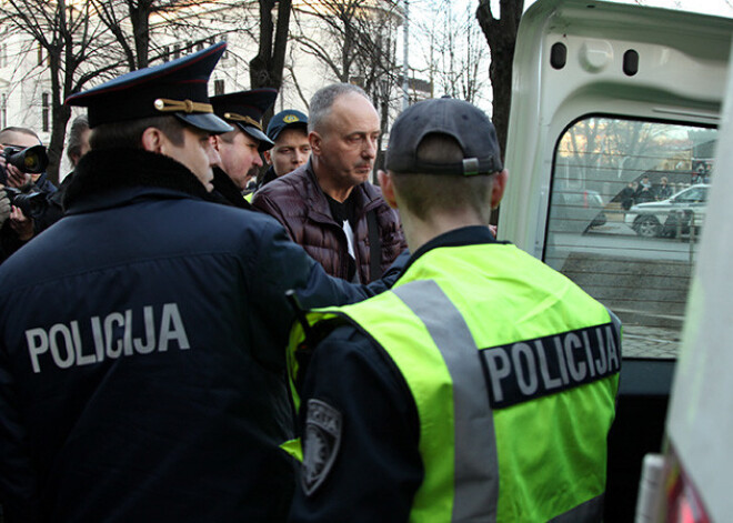 Policija aizturējusi pret PCTVL piketu par Krimas jautājumu agresīvi noskaņotu cilvēku. FOTO