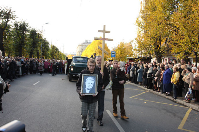 2008. gada oktobris. Stefans, izvadot leģendāro aktrisi un omīti Viju Artmani pēdējā gaitā.