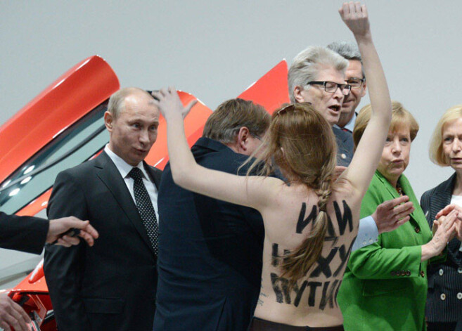 В апреле прошлого года активистки Femen разделись перед Путиным на Ганноверской выставке