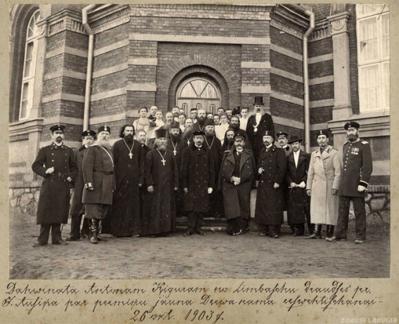 1914. gadā pareizticīgo augstākā garīdzniecība atjēdzās, ka tā neko daudz nezina par savu lauku draudžu locekļu ikdienu un nolēma garīgajos semināros pasniegt arī lauksaimniecības gudrības. Attēlā: Limbažu pareizticīgās baznīcas draudzes vadība.