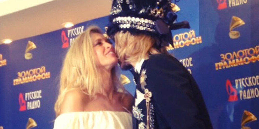Сергей Зверев и Вера Брежнева уже обменивались поцелуями во время прошлогодней церемонии «Золотой граммофон»