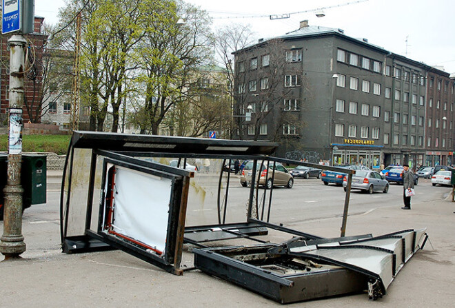 Kāds vīrietis Pārdaugavā šonedēļ savas visas dusmas uz pasauli izgāza demolējot sabiedriskā transporta pieturas. Kopumā līdz policijas ierašanās brīdim viņš paspēja sadauzīt piecas pieturas. Attēlā redzamā gan nav viena no viņa sadauzītajām pieturām, to sapostījis kāds cits ar pasauli neapmierinātais.