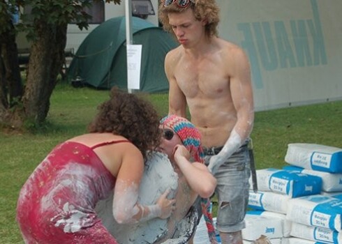 Mūzikas baudīšanas un citu aktivitāšu starplaikos "Laba daba" apmeklētājas ik gadu var tikt pie savu krūšu atlējuma ģipsī.