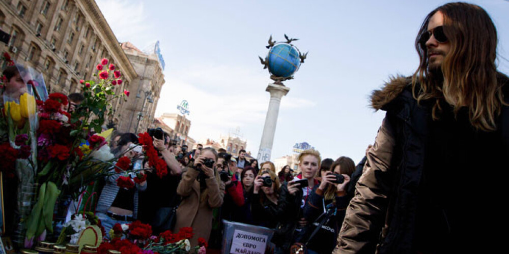 Лидер популярной группы "30 Seconds to Mars" Джаред Лето на следующий день после своего выступления решил посетить главную площадь Киева, где продолжается акция протеста