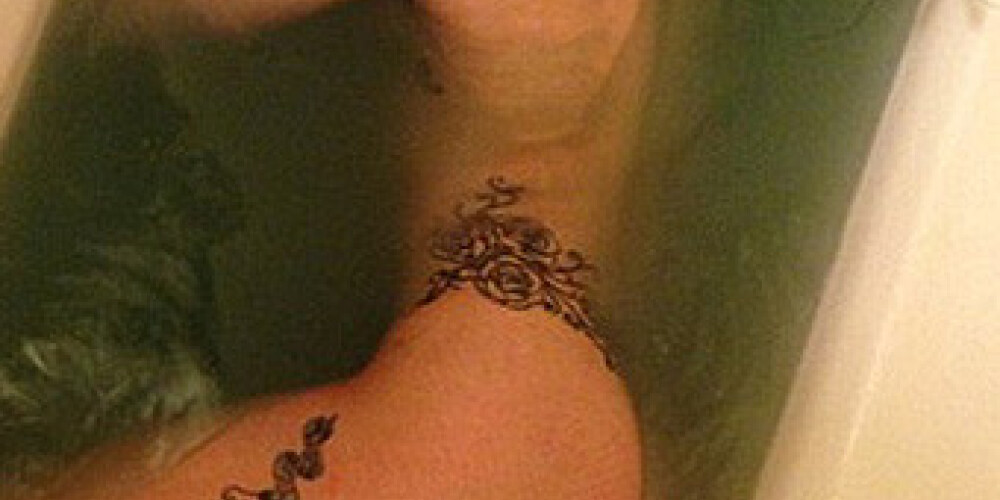 Fotogrāfija ar dziedātāju vannā tapusi pēc tam, kad viņa uz skatuves ļāva sevi... apvemt.