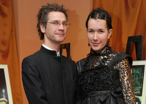 Modes māksliniece Šeila ar savu mīļoto vīrieti Jāni Vanagu.