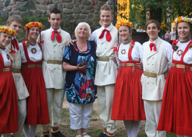 Tautas deju ansamblis "Dzintariņš" svin savu 60.jubileju. FOTO, VIDEO