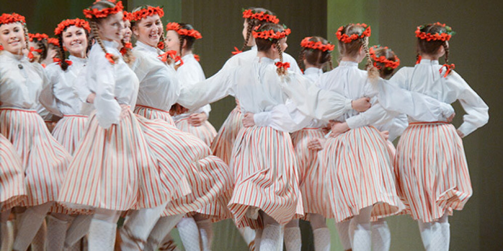 Bērnu deju kolektīva "Dzintariņš" 60. jubilejā sadanco lieli un mazi "dzintariņi". FOTO