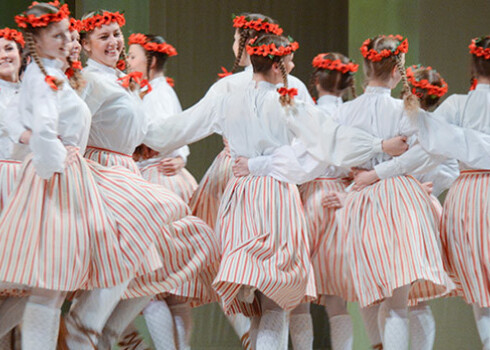 Bērnu deju kolektīva "Dzintariņš" 60. jubilejā sadanco lieli un mazi "dzintariņi". FOTO