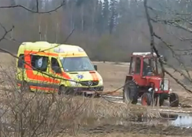 Vaives pagastā ātro palīdzību pie grūtnieces velk ar traktoru. VIDEO