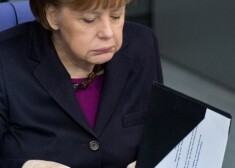 Меркель добавила, что в связи с "аннексией" Россией Крыма "большая восьмерка" (G8) прекращает свое существование