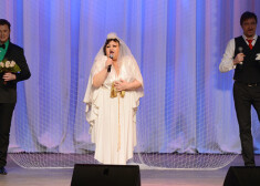 Jolanda Suvorova šopavasar uz skatuves grib precēties