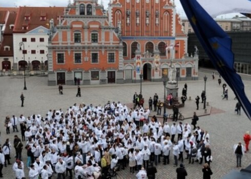 Ar šo akciju dalībnieki vēloties viesiem pateikt: "Dzimtene mums ir viena, un kopā mēs varam padarīt mūsu Latviju par stipru valsti!"