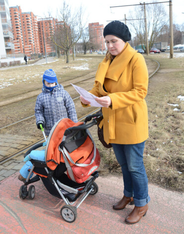 Jeļena, pētot policijas izplatīto attēlu, atzīst: „Tāds taču izskatās gandrīz katrs jaunietis...”