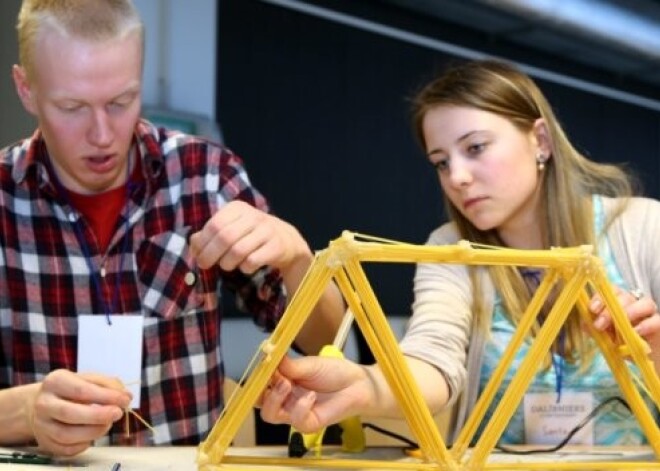 Noskaidrots, kuri studenti un skolēni būvē labākos spageti tiltus Baltijā. FOTO