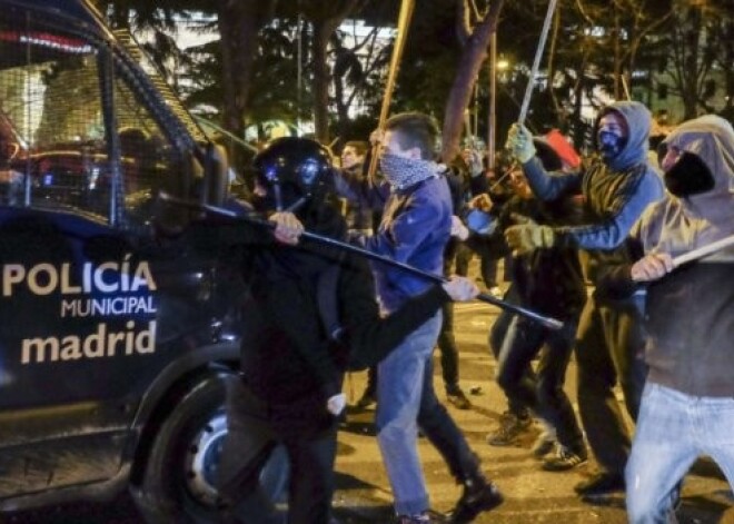 Asiņainos protestos Madridē ievainoti vismaz 100 cilvēki. FOTO