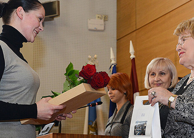 Rātsnamā svinīgā ceremonijā 41 rīdzinieks nodod pilsoņa  svinīgo solījumu par uzticību Latvijai. FOTO