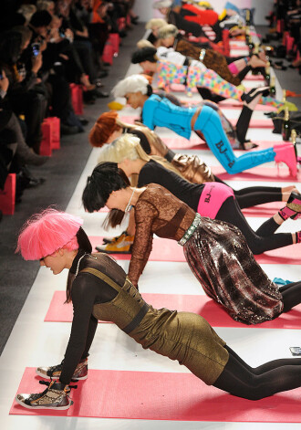 Dizainere Betsey Johnson Ņujorkas modes nedēļā demonstrē modes un sporta zāles saplūšanu.