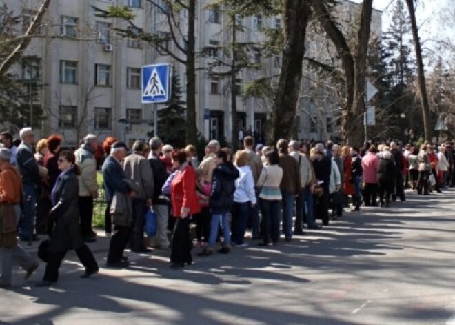 Tūkstošiem krimiešu stāv milzumgarās rindās pēc Krievijas pases. FOTO