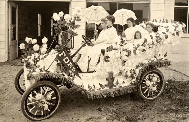 1914. gadā dāmām smalkais tonis bija sabiedrībā parādīties ar ļoti maziem saules sargiem, vēlams, baltās parūkās un puķainos aksesuāros.