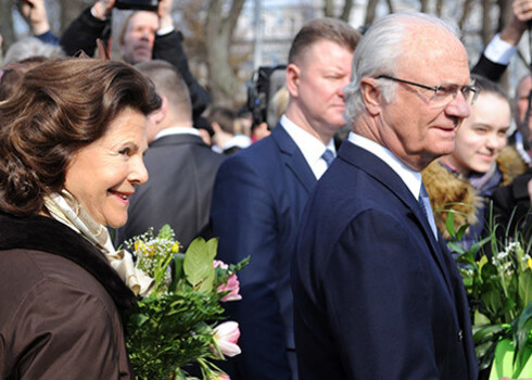 Zviedrijas karalis Kārlis XVI Gustavs un karaliene Silvija tiekas ar cilvēkiem pēc ziedu nolikšanas ceremonijas pie Brīvības pieminekļa.