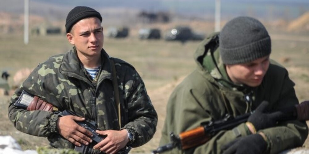 Ukrainas kareivjus ar ģimenēm vilcienos izsūtīs no Krimas, atņemot arī ieročus