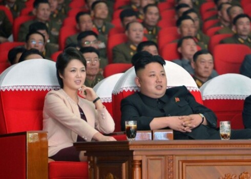 Puišiem Ziemeļkorejā liek nogriezt tādu pašu frizūru kā Čenunam. FOTO