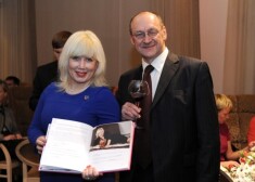 Известный эксперт по этикету Елена Авотиня-Екатериничева с супругом на одной из презентаций