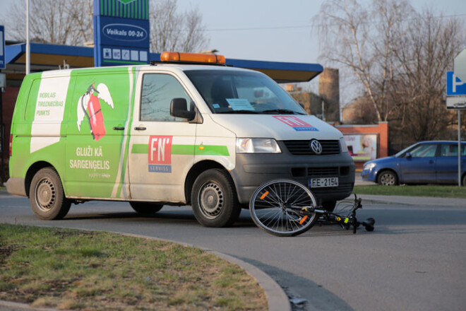 Ceturtdien no rīta Pērnavas un Vagonu ielās krustojumā kādas ugunsdrošības firmas busiņš, kurš sevi reklamēja kā „sargeņģeli”, notrieca riteņbraucēju. Par laimi, negadījumā neviens necieta.