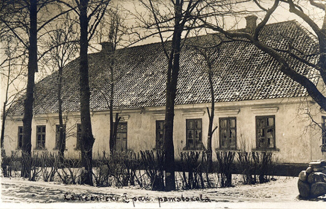 Bijušajā Lancenieku skolas ēkā, kurā no 1882. gada janvāra līdz 1903. gada martam dzīvoja un strādāja skolotājs, rakstnieks, pasaku un teiku krājējs un pētnieks Anss Lerhis – Puškaitis atklāta izstāde, kura veltīta mūsu tautas pasakām, kurās uzsvērta bērnu attieksme pret vecāku padomiem.