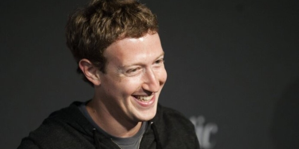 Символический размер зарплаты, однако, нисколько не повредил благосостоянию Цукерберга, который в 2013 году получил 3,3 миллиарда долларов как владелец основного пакета акций Facebook