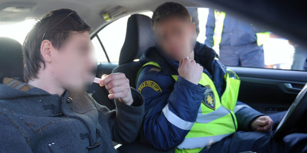 Manipulācijas ar indikatoru gan vairāk atgādina grūtniecības testu ne tajā galā, vai temperatūras mērīšanu mazam bērnam. Diemžēl vismaz desmit autovadītājiem katru dienu jāraksta paskaidrojums par braukšanu dzērumā.